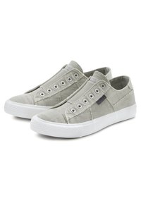 Graue Leinenschlupfschuhe mit elastischen Einsätzen, metallischen Ösen und weißen Gummisohlen. Merkmale sind gestickte Akzente und eine strukturierte Oberfläche.