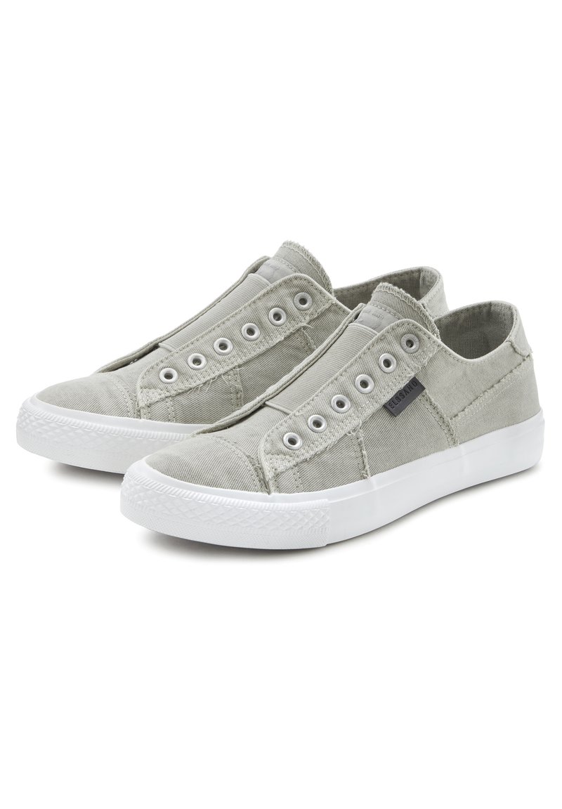 Graue Leinenschlupfschuhe mit elastischen Einsätzen, metallischen Ösen und weißen Gummisohlen. Merkmale sind gestickte Akzente und eine strukturierte Oberfläche.
