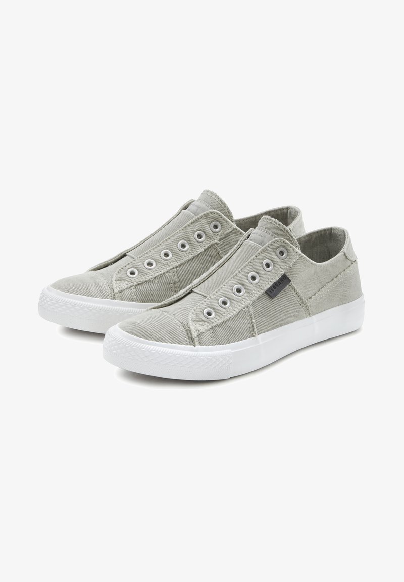 Graue Leinenschlupfschuhe mit elastischen Einsätzen, metallischen Ösen und weißen Gummisohlen. Merkmale sind gestickte Akzente und eine strukturierte Oberfläche.