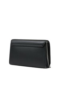 Clutch nera in finta pelle con una texture liscia, chiusura a patta e tracolla in catena argento rimovibile. Forma rettangolare con dettagli minimali.