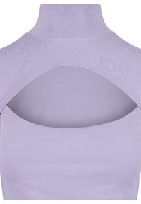 Světle fialový rolák s otevřeným zadním designem, hladkou texturou, přiléhavým střihem a zaobleným výstřihem. Viditelné detaily zesíleného šití.
