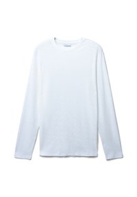 Maglietta bianca a maniche lunghe con collo a girocollo e un sottile motivo a diamante, posata piatta su uno sfondo bianco.