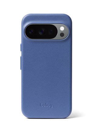 Custodia per telefono in pelle Bellroy blu con tripla apertura per fotocamere posteriori e pulsanti laterali, vista posteriore su sfondo bianco.