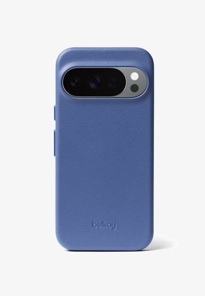 Coque de téléphone en cuir Bellroy bleu avec découpe triple pour caméra arrière et boutons latéraux, vue de dos sur fond blanc.