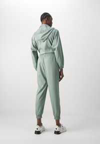 Girlfriend Collective SUMMIT TRACK PANT - Treniņtērpa apakšdaļas - chinoiserie