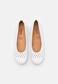 Vita Gabor balettlägenheter med perforerat mönster, rund tå, kontrasterande slät tåhatt och beige inredning med små ventilationshål.