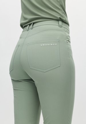Hellgrüne, eng anliegende Hose mit glatter Textur. Verfügt über zwei Gesäßtaschen, dezente Logodetails und Gürtelschlaufen.