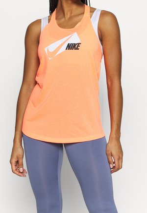 Top atlético brillante de color naranja con diseño de espaldas nadadora, que presenta un logotipo de Nike en blanco. Combinado con leggings ajustados de color lila claro.