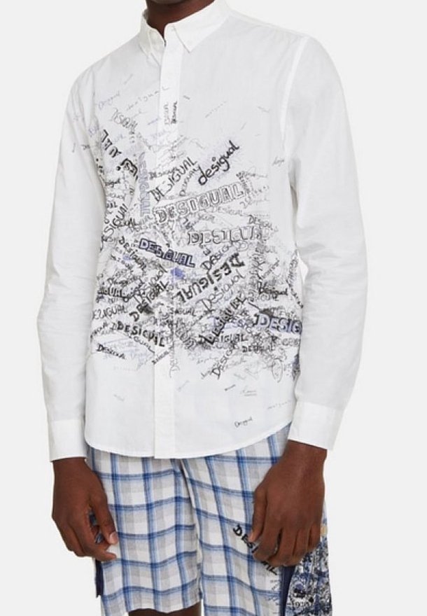 Muž v bílém dlouhém rukávu s rozptýleným potiskem textu "Desigual" a modro-bílých kostkovaných šortkách s grafickým detailem na jedné noze.