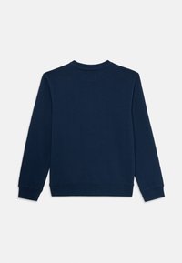 Felpa blu navy, misto cotone, colletto giro, maniche lunghe, orli e polsini a costine, texture liscia, design minimalista, senza loghi visibili.