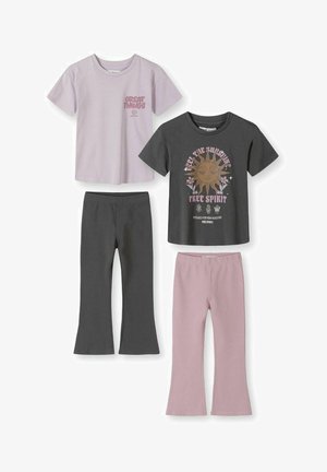 Deux ensembles de vêtements pour enfants avec hauts à manches courtes et pantalons évasés, l’un en violet clair et gris foncé, l’autre en gris foncé et violet clair.