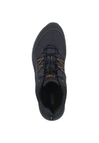 Chaussure de sport bleu foncé avec tige en mesh, accents jaunes contrastants, bout arrondi et semelle texturée pour l'adhérence. Languette à l'arrière du talon.