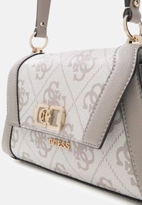 Szara syntetyczna torebka o fakturowanej powierzchni, z geometrycznym wzorem i zapięciem w odcieniu złota. Wyraźnie widoczne logo marki.