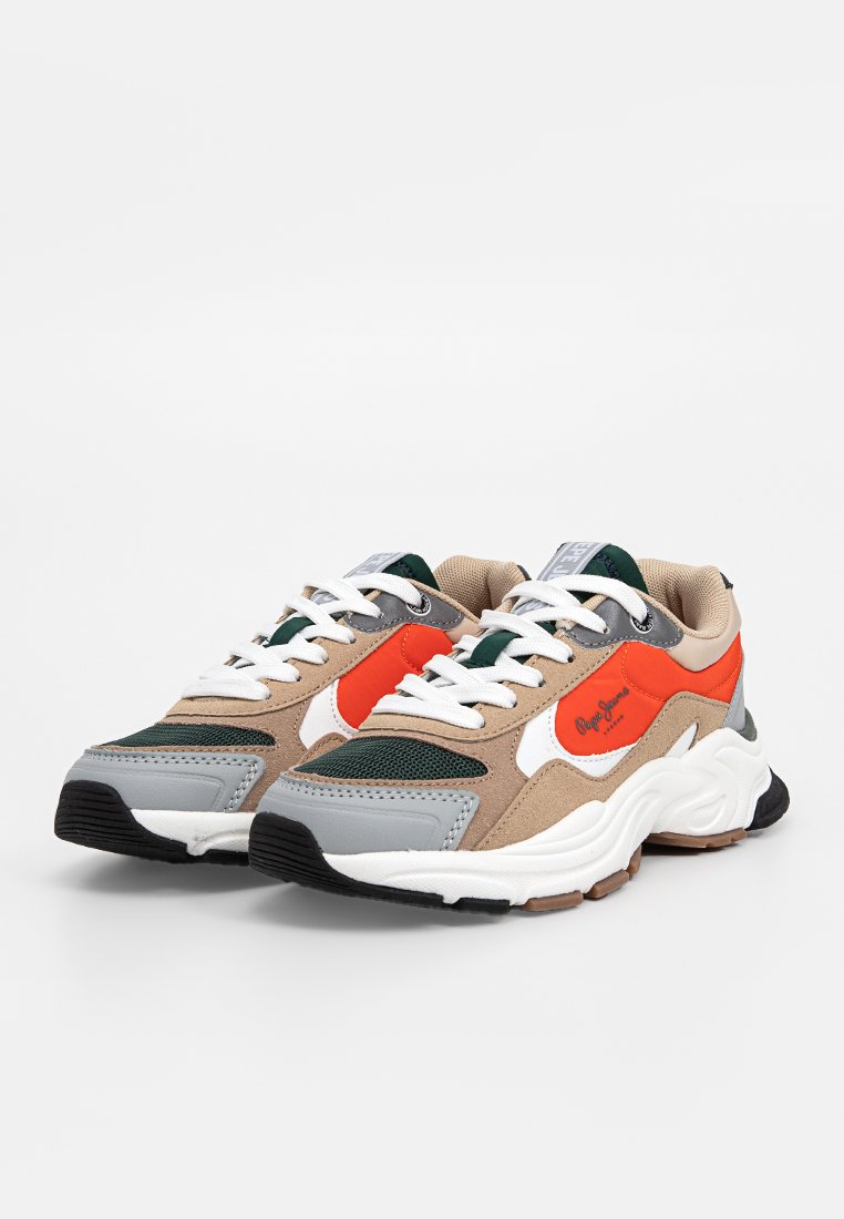 Wielokolorowe sneakersy w mieszance brązu, pomarańczu, szarości i bieli. Siateczkowe i zamszowe tekstury z masywną podeszwą i sznurówkami.