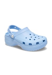 Zoccoli azzurri chiari con un design robusto, superficie testurizzata, ampi fori di ventilazione e una fascia posteriore con un accento decorativo a forma di perla.