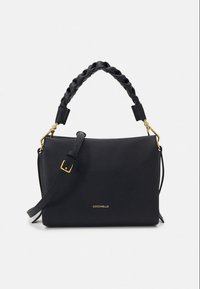 Musta nahkainen käsilaukku, jossa punottu yläkahva ja säädettävä olkahihna. Varustettu kultaisilla metalliosilla ja hillityllä brändilogolla etupuolella.