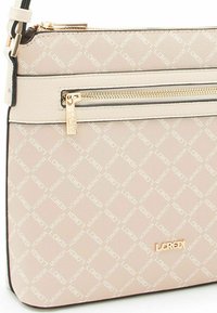 Borsa a tracolla rosa chiaro in materiale liscio, con un design a logo stampato, dettagli con cerniera color oro e bordo a contrasto.