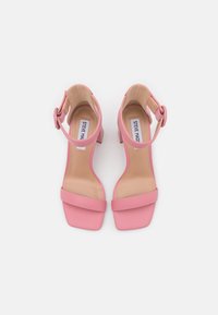 Steve Madden Sandály na vysokém podpatku - pink
