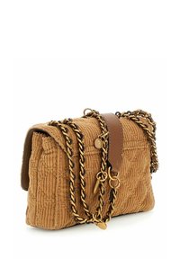 Sac à main en velours côtelé marron avec chaîne dorée et sangle en cuir. Surface texturée avec un motif cousu, fermeture à rabat et accent logo.