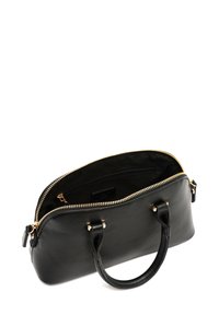 Musta nahkakäsiropakko, millel on kullatud tõmblukk, topeltkäepidemed ja avar sisemus. Sile tekstuur ja struktureeritud kuju.