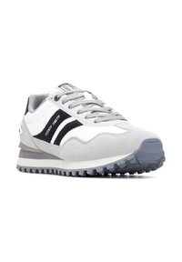 Zapatillas gris y blancas con parte superior de ante y sintético, rayas negras y suela de goma texturizada, con cordones grises y detalle del logo.