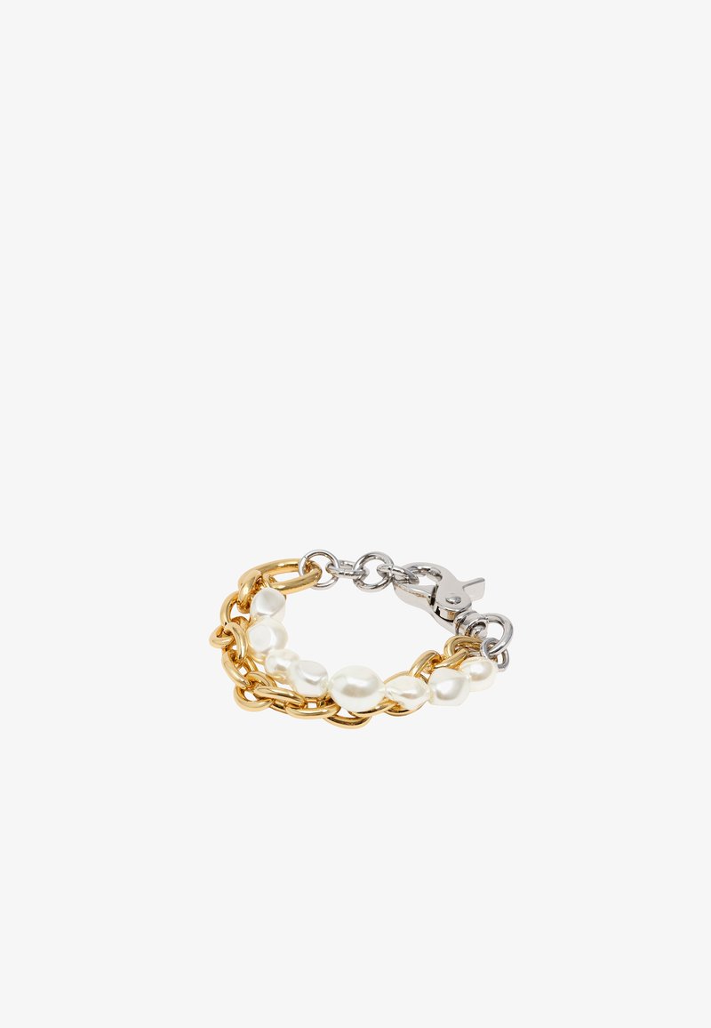 Pulsera de chain con eslabones metálicos de color dorado y plateado entrelazados, acentuada con perlas blancas brillantes y un cierre de gancho.