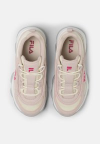 Sneakers rosa e crema con upper in rete e sintetico, suola bianca spessa e logo Fila ricamato in rosa sul lato e sulla linguetta.