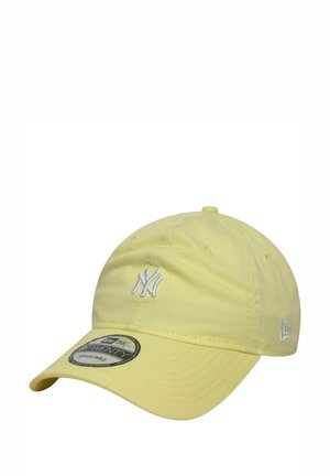 Casquette de baseball jaune avec un logo NY brodé en blanc, en tissu doux, avec une visière incurvée et une sangle ajustable. Comprend des œillets de ventilation.