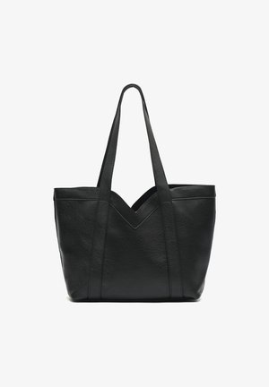 Musta teksturoitu nahkaolkalaukku, jossa on kaksi pitkää kahvaa ja hienovarainen V-muotoinen yksityiskohta edessä, esitelty valkoista taustaa vasten.