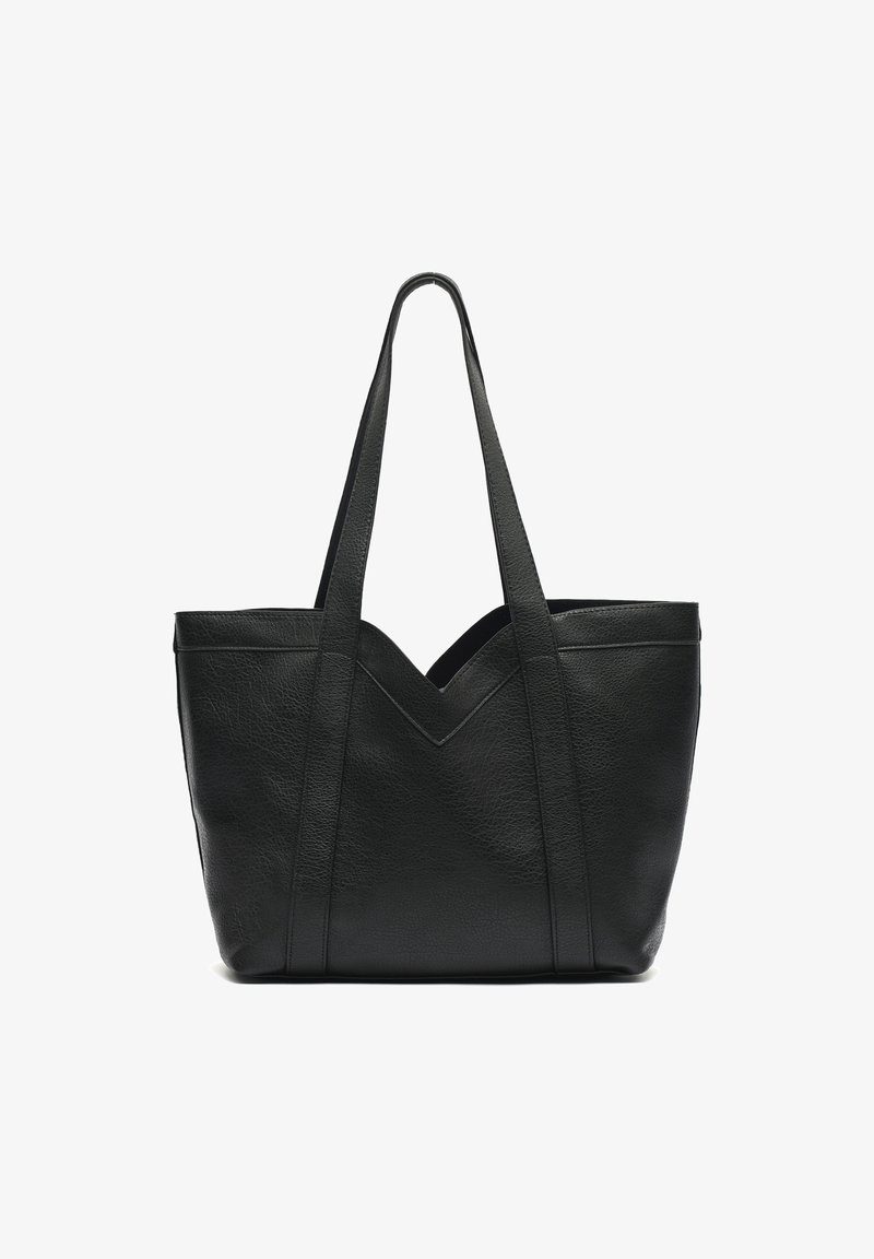 Čierna textúrovaná kožená taška s dvoma dlhými rúčkami a jemným V-tvarovaným detailom na prednej strane, vystavená na bielom pozadí.