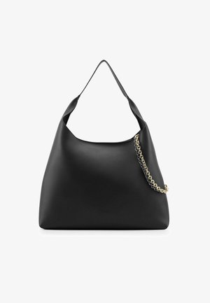 Borsa a tracolla in pelle nera con una texture liscia, forma curva e un dettaglio a catena dorata. Dotata di una singola tracolla per la spalla.