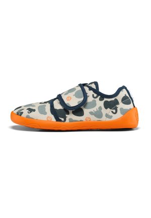 Chaussures pour enfants avec une tige en tissu gris clair ornée d'un motif animal ludique, maintenues par deux sangles Velcro bleues marines et une semelle en caoutchouc orange.