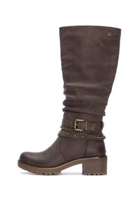 Bota de cuero marrón hasta la rodilla con un diseño arrugado, que presenta una correa con hebilla y un acento de cadena, puntera redonda y una suela texturizada.