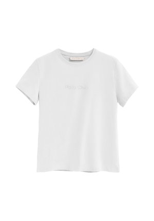 Biała koszulka z krótkim rękawem i okrągłym dekoltem, z małym perforowanym napisem "Polo Club" na piersi oraz metką "Polo Club" wewnątrz kołnierza.