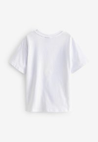 Hvid bomulds t-shirt, afslappet pasform, korte ærmer, rund halsudskæring, glat tekstur, simpelt og ensartet design, ingen synlige detaljer eller mønstre.