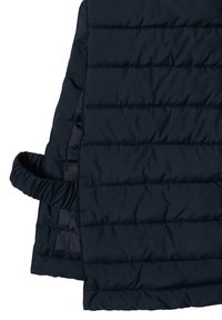 Gepolsterte marineblaue Weste mit horizontalen Nähten, gerafftem Armausschnitt und glatter Textur. Leicht und mit einem eleganten, modernen Design.
