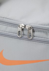 Nike Performance XS DUFFLE 25L UNISEX - Saco de desporto - smoke grey/smoke grey/orange trance