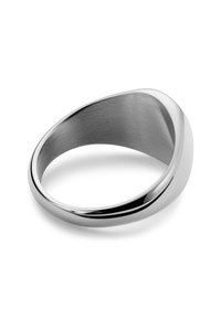 Sølvmetallring med en glatt, polert overflate. Har et litt buet design og en rund form som reflekterer lyset subtilt.