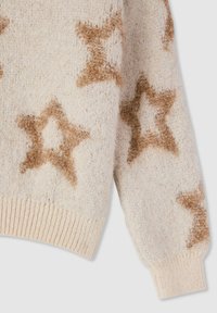 Maglione color crema con motivi a stella marroni e soffici, polsini e orlo a costine. Il materiale sembra morbido e strutturato.