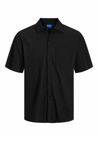 Chemise noire à manches courtes avec boutons, col et poche poitrine unique, présentée sur fond blanc.