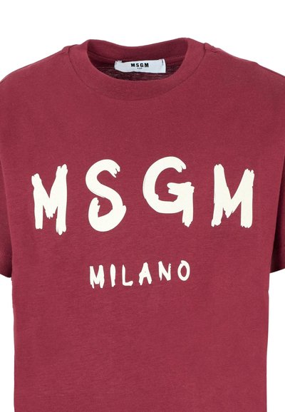 Bordeaux katoenen t-shirt met opvallende witte tekst "MSGM MILANO" in een penseelstreepstijl. Klassieke ronde hals, korte mouwen.