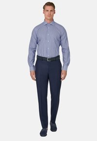 Camisa de vestir a rayas azul y blanca con un collar estructurado, combinada con pantalones de vestir azul marino y un cinturón negro. Tejido suave, corte ajustado y textura lisa.