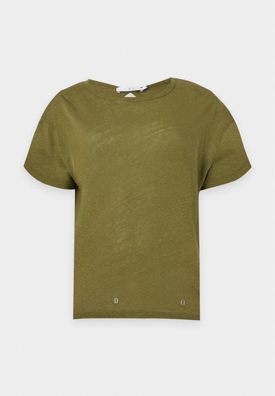 T-shirt à manches courtes vert olive avec col rond, ourlet droit et design minimaliste, présenté sur un fond blanc uni.