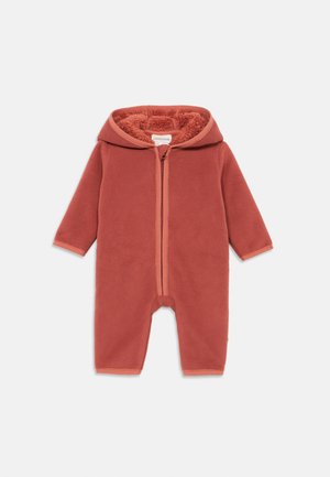 Fleece Baby-Overall in verbranntem Orange mit Kapuze, mit einem weichen, strukturierten Innenfutter, einem durchgehenden Reißverschluss und kontrastierenden Besätzen.