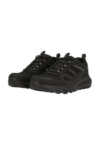 Schwarze Outdoor-Schuhe mit einem atmungsaktiven Mesh-Obermaterial, wasserdichten Akzenten, strukturierten Sohlen und reflektierenden Details an Schnürsenkeln und Seiten.