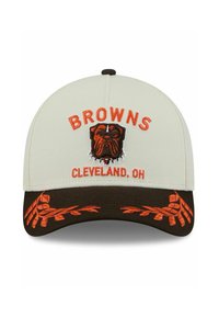 Baseballkappe aus cremefarbenem Stoff mit einem orangefarbenen, gestickten "BROWNS" und Hundelogo, ausgestattet mit einem braunen Schirm und orangefarbenen Blumenmustern.