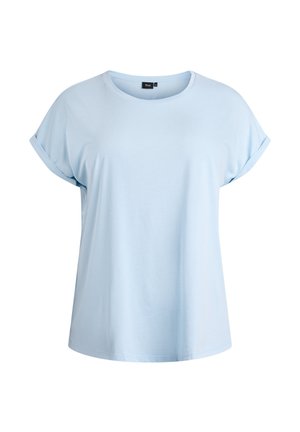 Gaiši zils kokvilnas T-krekls ar brīvu piegriezumu, apaļu kakla izgriezumu un uzlocītām īsām piedurknēm. Gluda tekstūra, bez rakstiem vai metāla detaļām.