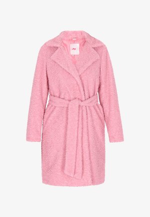 Accappatoio in pile rosa con superficie testurizzata, maniche lunghe, colletto a scialle e cintura coordinata in vita. Fodera interna liscia.