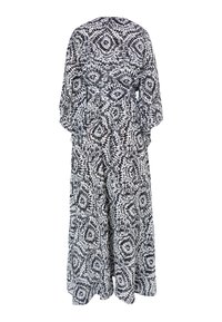 Rochie lungă cu un model alb-negru, având talie strâmtă, mâneci lăsate și un design fluid cu un motiv floral repetat.