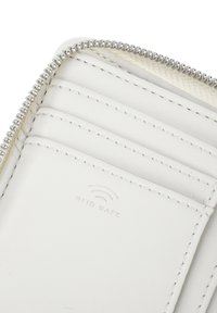 Biała skórzana portfel z zamkiem błyskawicznym, z nadrukiem zapewniającym ochronę RFID i wieloma slotami na karty, podkreślony kontrastowym szwem.